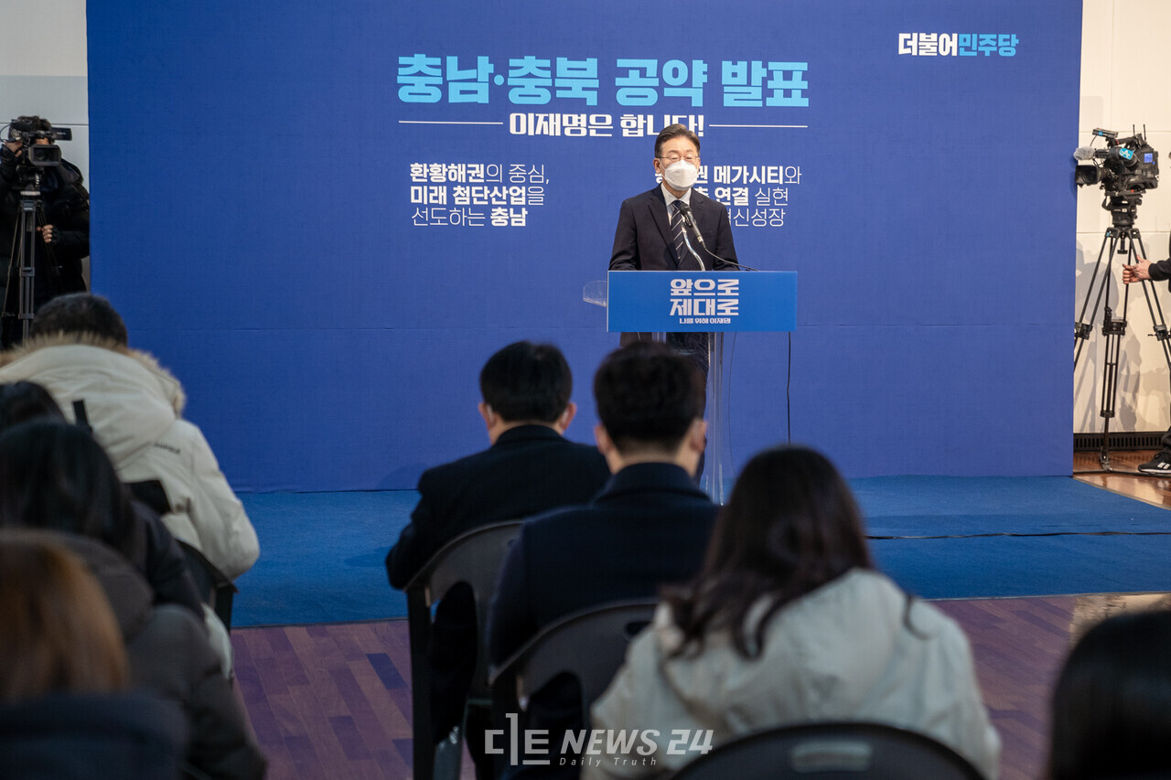 이재명 더불어민주당 대선 후보가 12일 천안 독립기념관 7전시실에서 충남지역 공약을 발표하고 있다. 황재돈 기자.