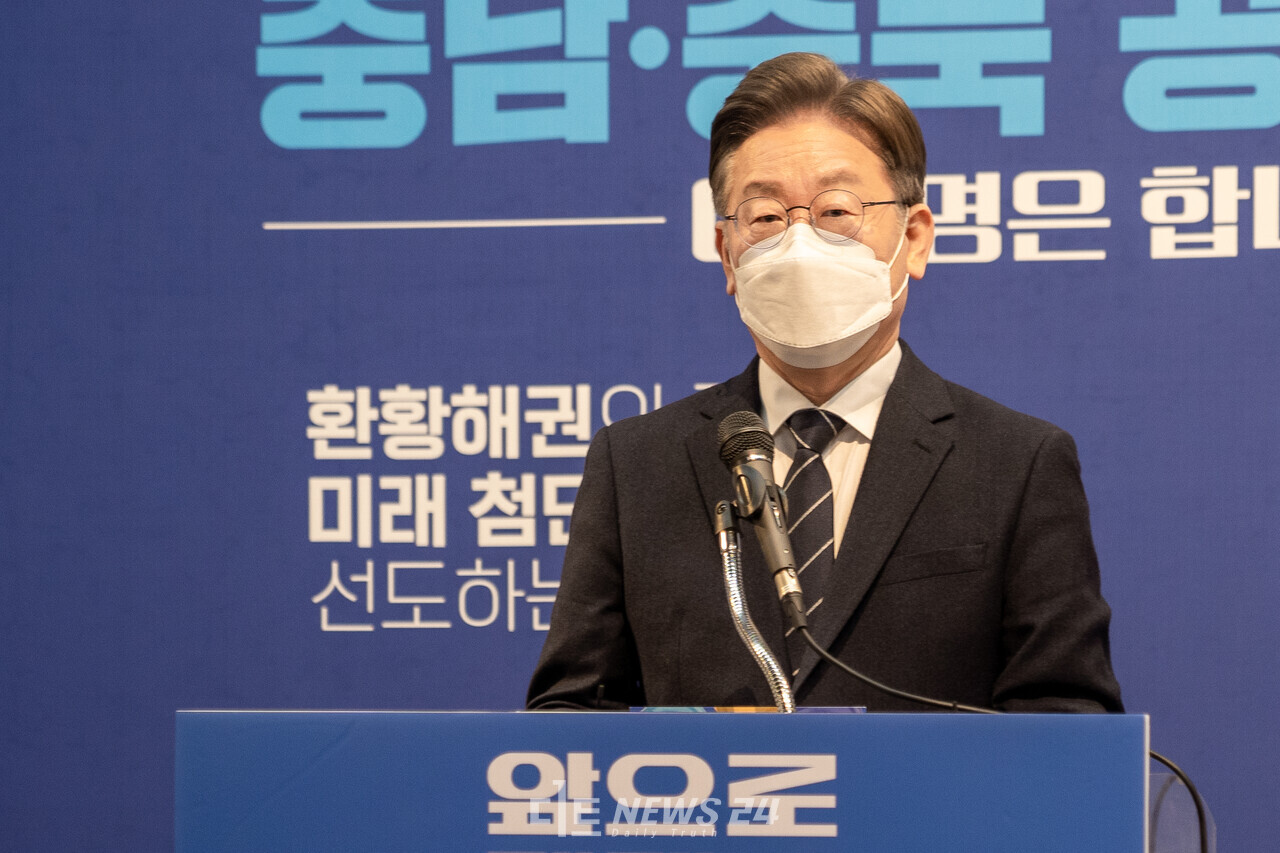 이재명 더불어민주당 대선 후보가 12일 천안 독립기념관에 7전시관에서 열린 충남지역 공약 발표 기자회견에서 육군사관학교의 안동 이전 공약을 재확인했다. 황재돈 기자. 