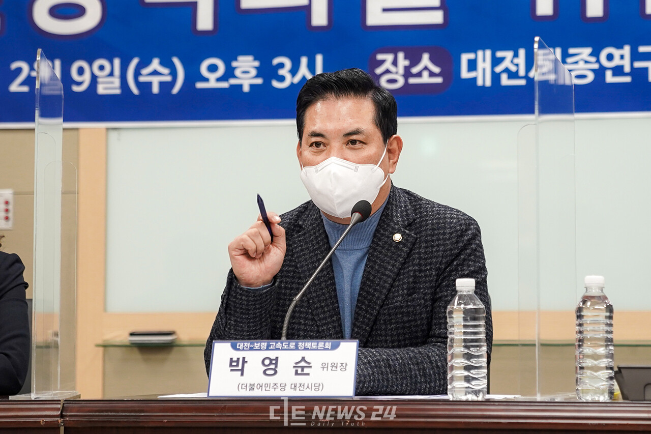 박영순 더불어민주당 대전시당 위원장이 지난 9일 대전세종연구원에서 본보가 주최·주관한 ‘대전~보령 고속도로 대선 공약화 정책토론회’에 패널로 참석해 지역 정치권의 역량 결집을 강조하고 있다. 박성원 기자.
