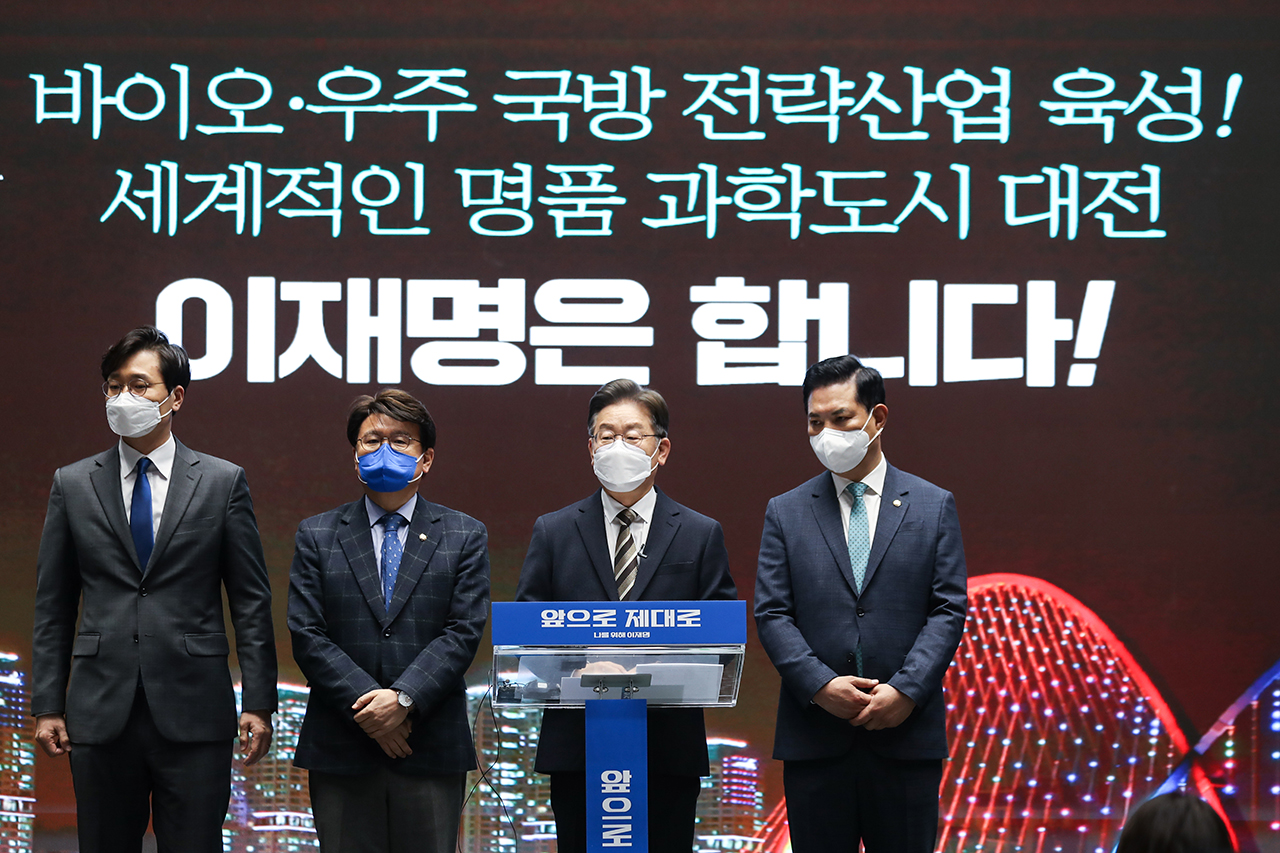 이재명 후보가 12일 대전을 방문해 지역구 의원과 함께 대전~보령 고속도로 건설을 비롯한 지역 공약을 설명하고 있다. 민주당 대전시 선대위 제공.