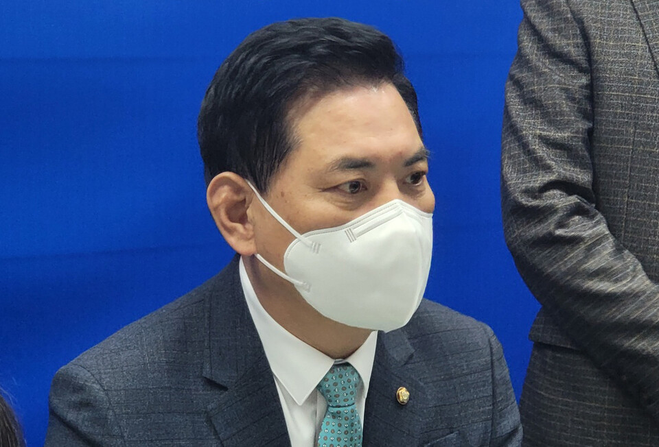 박영순 더불어민주당 대전시당위원장이 14일 지역 정치부 기자들과 간담회에서 이재명 후보 대전공약에 대해 설명하고 있다.