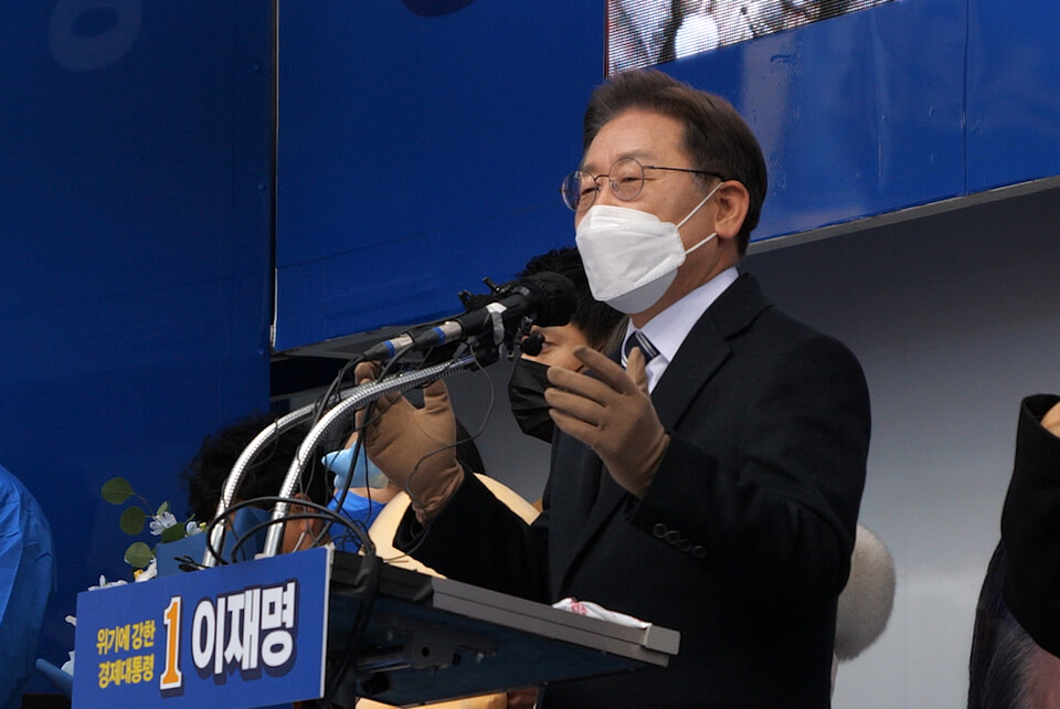 이재명 더불어민주당 대선후보가 공식선거운동 첫날인 15일 대전 으능정이 거리 유세에서 지지를 호소하고 있다. 최찬룡 영상기자. 