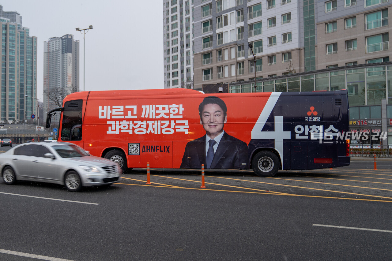 20대 대통령선거 공식 선거운동 첫날인 15일 충남 천안에서 안철수 국민의당 후보 선거운동원 2명이 숨지고 1명이 중태에 빠지는 사고가 발생했다. 안철수 후보와 국민의당 선대위는 선거운동을 전면 중단하고 사태 수습에 나섰다. 황재돈 기자.