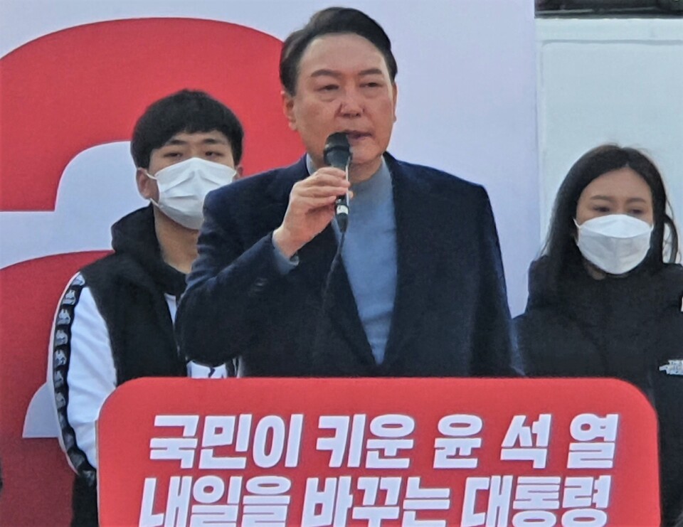 윤석열 국민의 힘 대선후보가 22일 당진 어시장을 찾아 제2서해대교 건설을 약속했다. 최종암 기자.