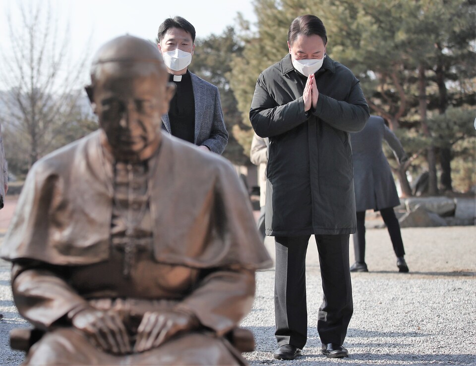 국민의 힘 윤석열 대선후보가 22일 당진 솔모성지를 찾아 김대건신부에게 인사를 올리고 있다. 국민의 힘 선대본부 제공.
