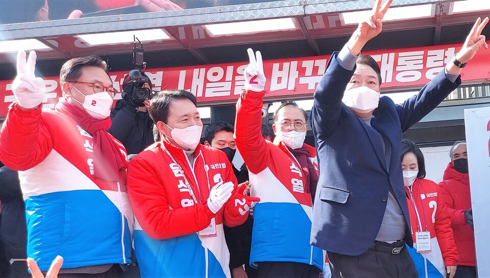 22일 서산시 로데오거리를 방문한 국민의 힘 윤석열 후보가 지지자들에게 답례를 하며 서산민항유치를 약속했다. 최종암 기자.