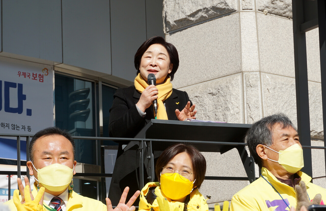 심상정 정의당 대선 후보가 22일 오전 11시 30분 대전 시청역 네거리에서 현장 유세를 하고 있다. 한지혜 기자.
