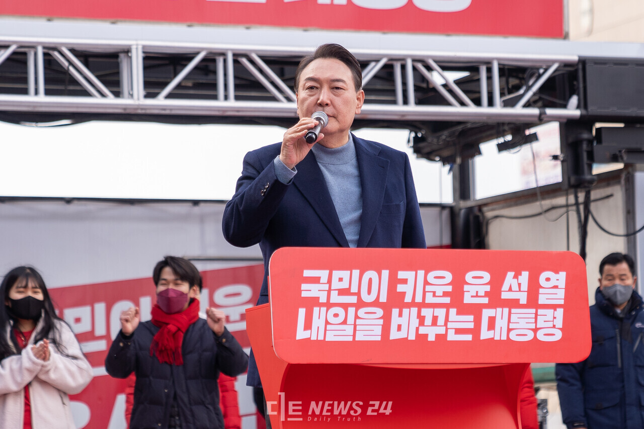 윤석열 국민의힘 대선 후보가 22일 충남 홍성군 내포신도시를 찾아 선거 유세에 나섰다. 황재돈 기자. 