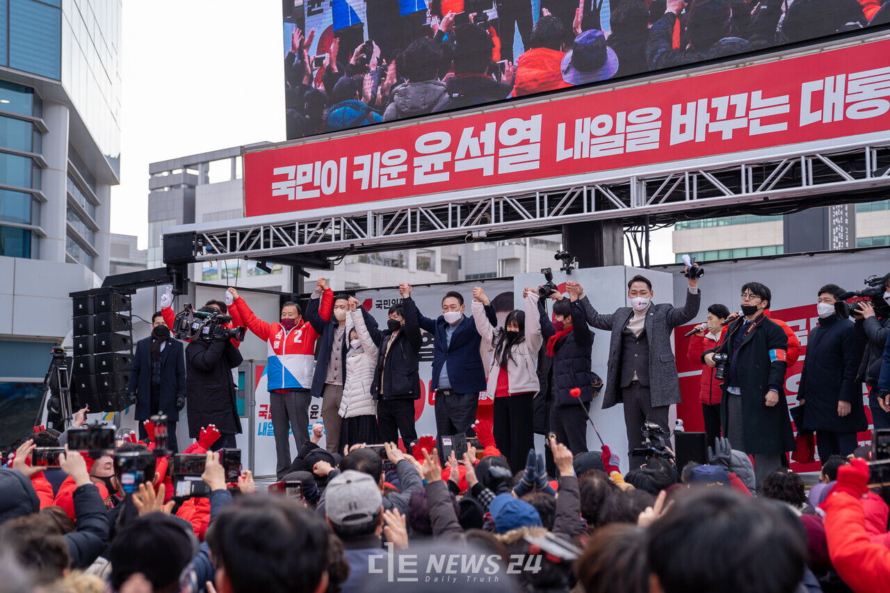윤석열 국민의힘 대선 후보가 대선 승리를 다짐하며 당원들과 만세를 외치고 있다. 황재돈 기자. 