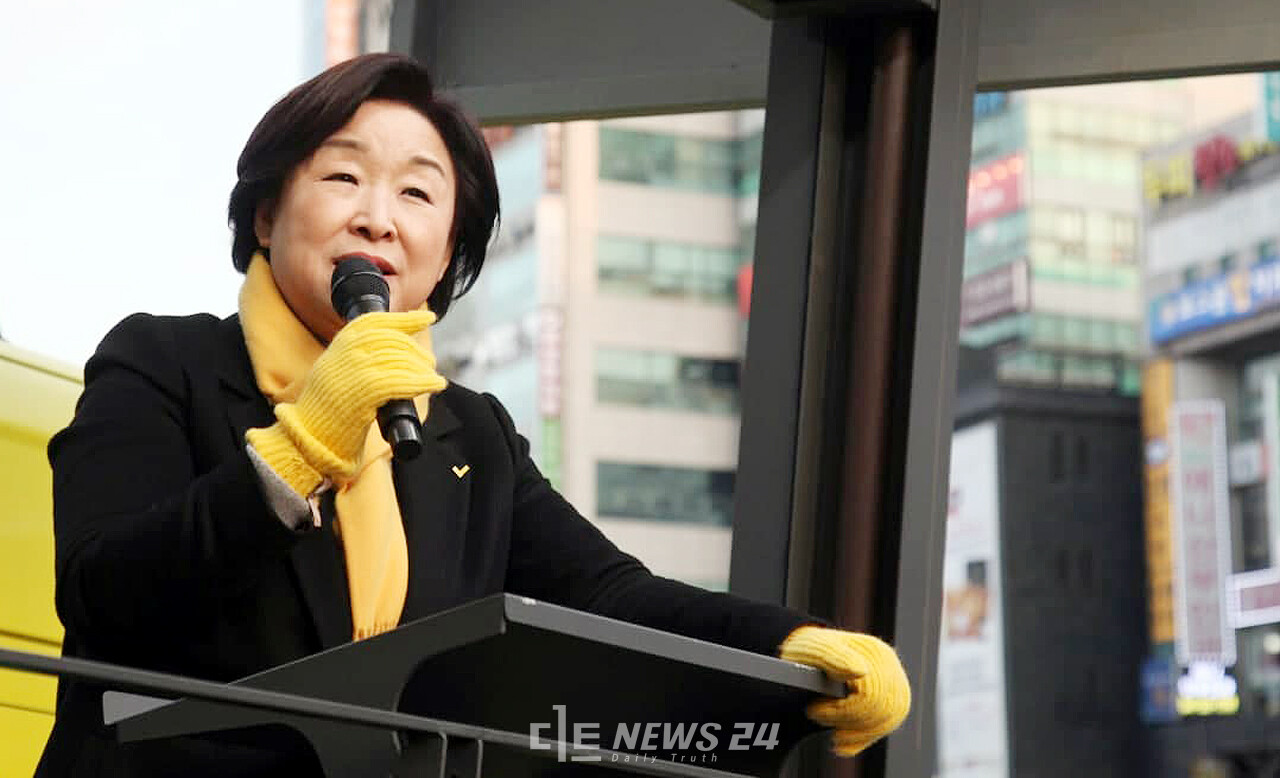 심상정 정의당 대통령 후보가 22일 천안 터미널 사거리에서 유세연설을 하고 있는 모습. 정의당 충남도당 제공.
