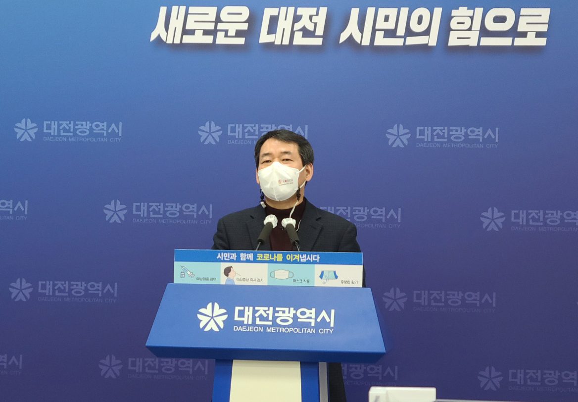 문인환 대전시 문화체육관광국장이 23일 오후 열린 기자회견에서 보문산 큰나무 전망대 산림청 국비 공모사업 선정 결과를 설명하고 있다. 한지혜 기자.