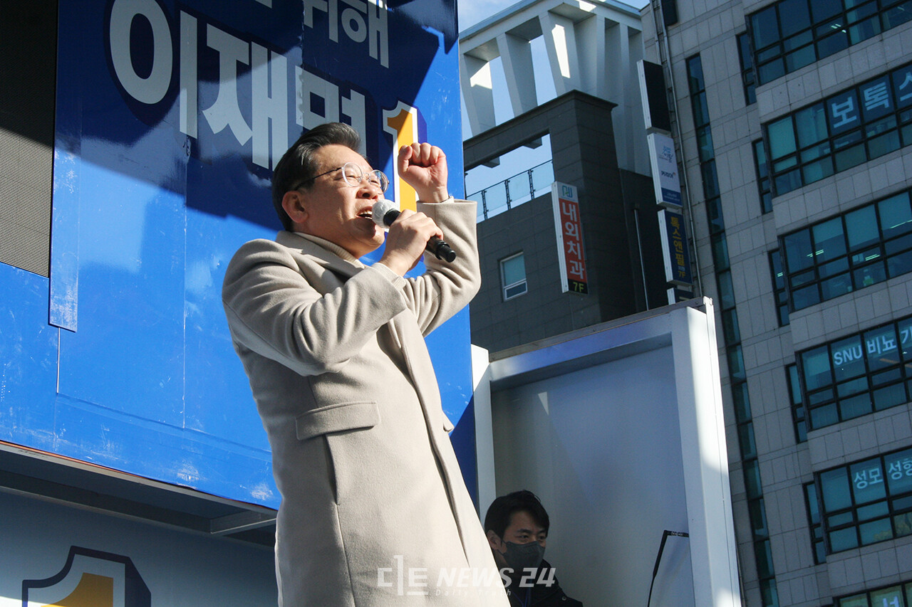 이재명 더불어민주당 대선 후보가 23일 오후 충남 천안을 찾아 ‘유능한 경제 대통령’을 강조하며 지지를 당부했다. 류재민 기자.