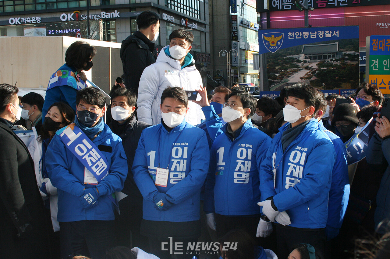 이날 현장 유세에는 강훈식 충남도당위원장을 비롯해 지역 국회의원과 지지자들이 대거 참석했다. 왼쪽부터 박완주 의원, 강훈식 위원장, 이정문 의원, 문진석 의원. 류재민 기자.