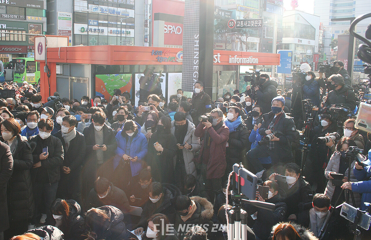 이 후보의 유세가 진행된 천안 신세계 백화점 충청점 앞에 취재진의 취재 열기도 뜨거웠다. 류재민 기자.