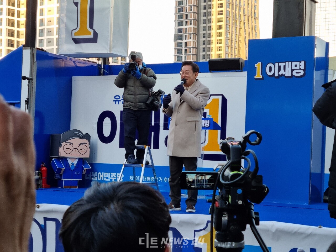 이재명 민주당 대선 후보가 23일 세종시 나성동 먹자골목 유세장을 방문, 행정수도 완성 의지를 강조하고 있다. 이희택 기자. 