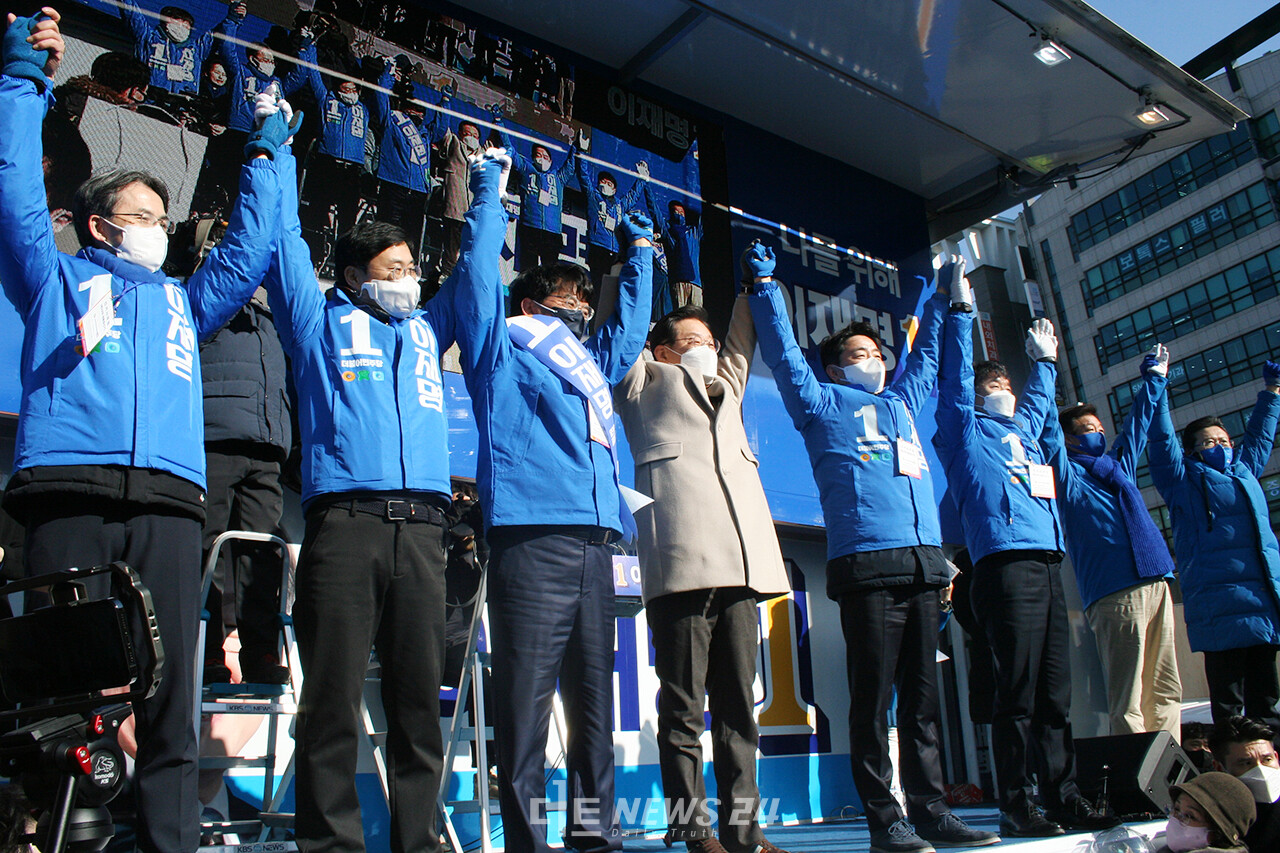 이 후보와 민주당 국회의원, 선대위 관계자들이 천안 신세계백화점 충청점 앞 유세에서 지지자들에게 화답하고 있다. 류재민 기자.