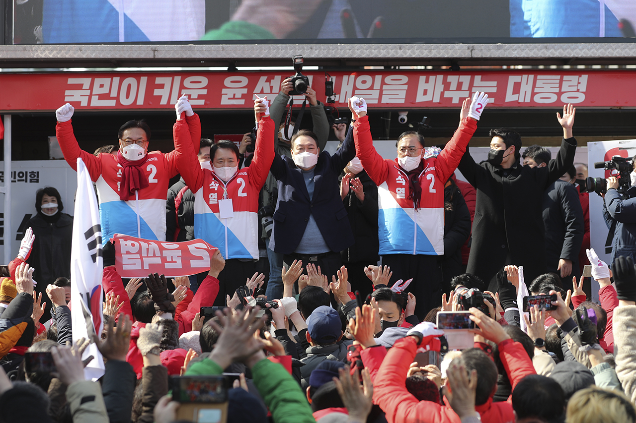 윤석열 국민의힘 대선 후보가 지난 22일 충남 서산시 동문동 로데오거리에서 지역 국회의원들과 함께 지지자들을 향해 인사하고 있다. 국민의힘 선대본부 제공.