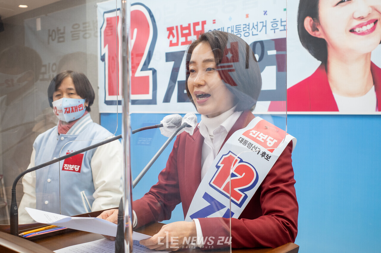 김재연 진보당 대선 후보가 24일 충남도청에서 기자회견을 갖고 있다. 