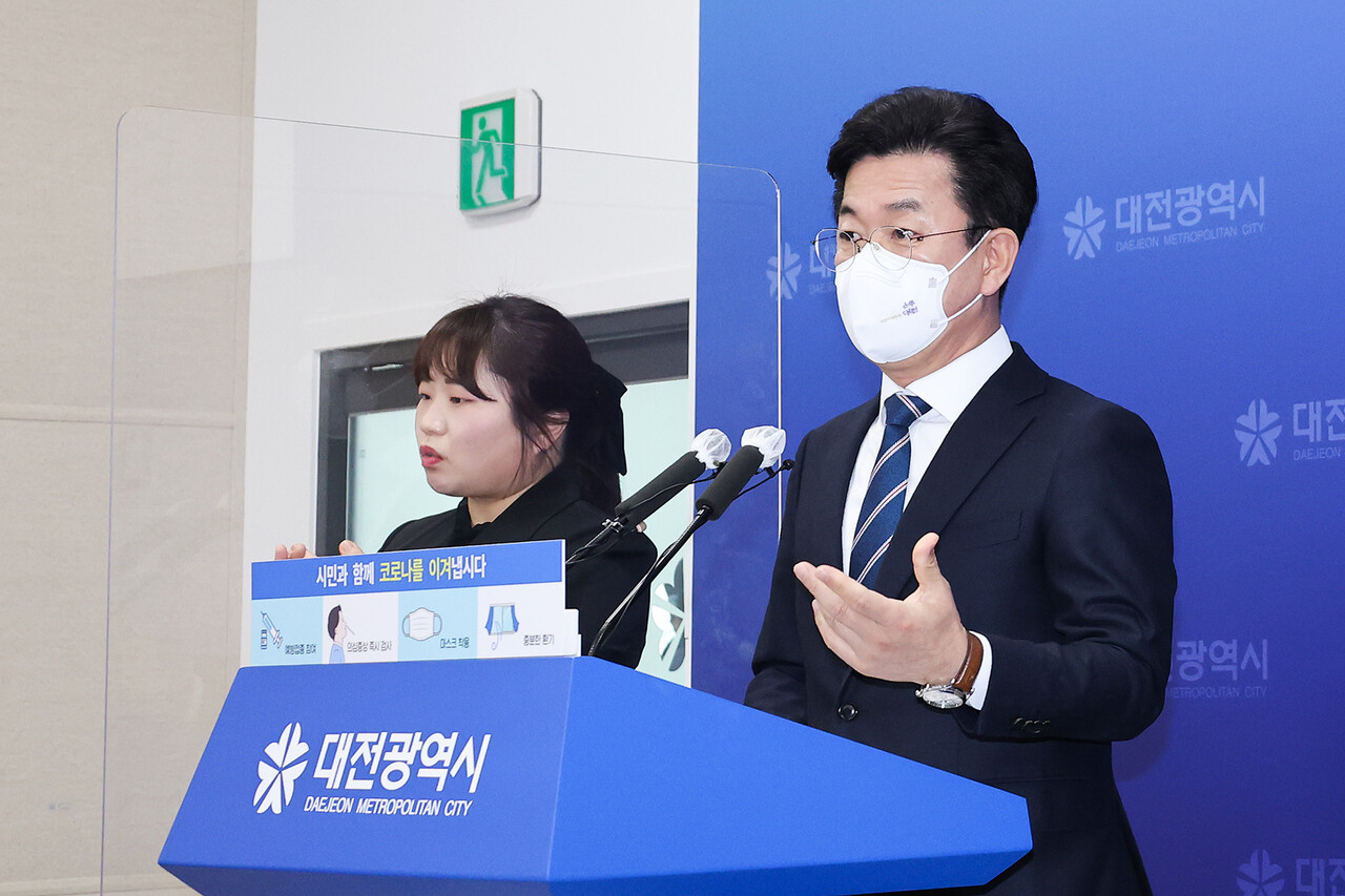 허태정 대전시장이 28일 오전 열린 브리핑에서 최근 결정한 트램 전력 공급 방식에 대해 설명하고 있다. 대전시 제공.