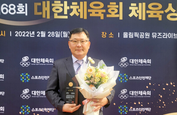 대전체고 임창업 교사가 제68회 대한체육회 체육상을 수상하고 있다. 대전체육회 제공
