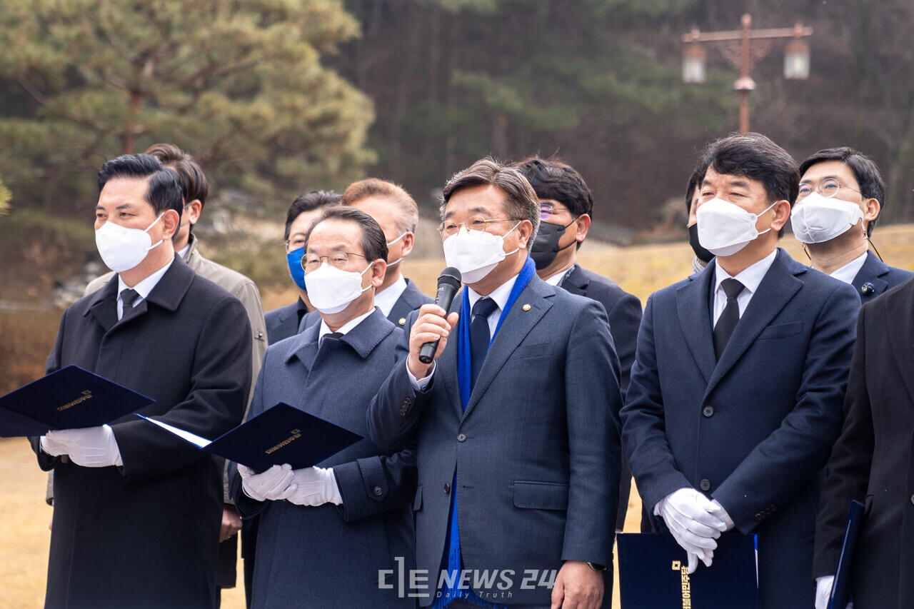 윤호중 더불어민주당 원내대표가 1일 천안시 병천면 유관순 사당 앞에서 기자회견을 갖고 윤석열 국민의힘 대선 후보의 안보관을 비판하고 있다. 황재돈 기자.