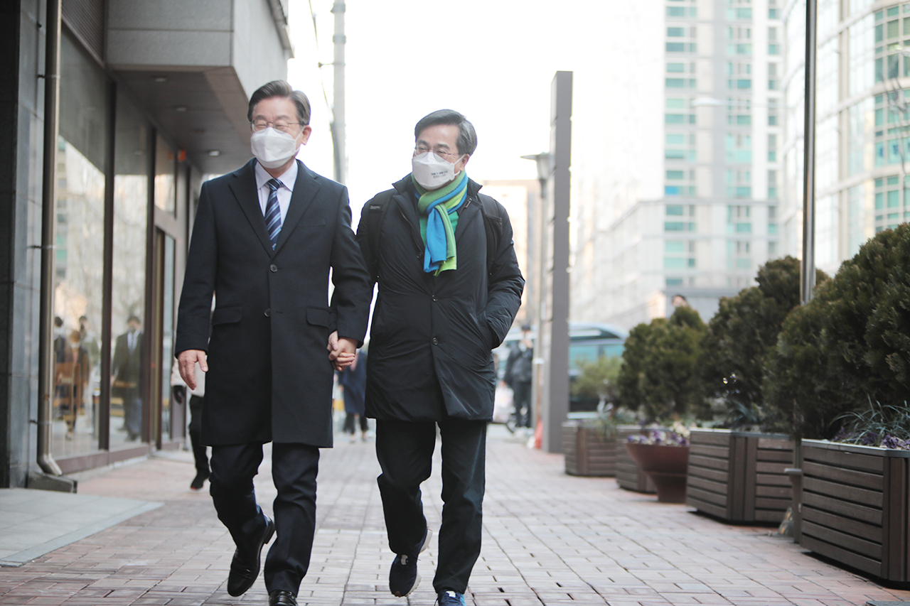 김동연 새로운물결 후보가 2일 기자회견을 통해 후보직 사퇴와 이재명 더불어민주당 후보 지지를 선언하면서 이 후보의 ‘통합정부론’에 탄력을 받고 있다. 이재명 후보와 김동연 후보가 지난 1일 서울의 한 카페 앞에서 만나 손을 잡고 걸어가고 있다. 김동연 캠프 제공.