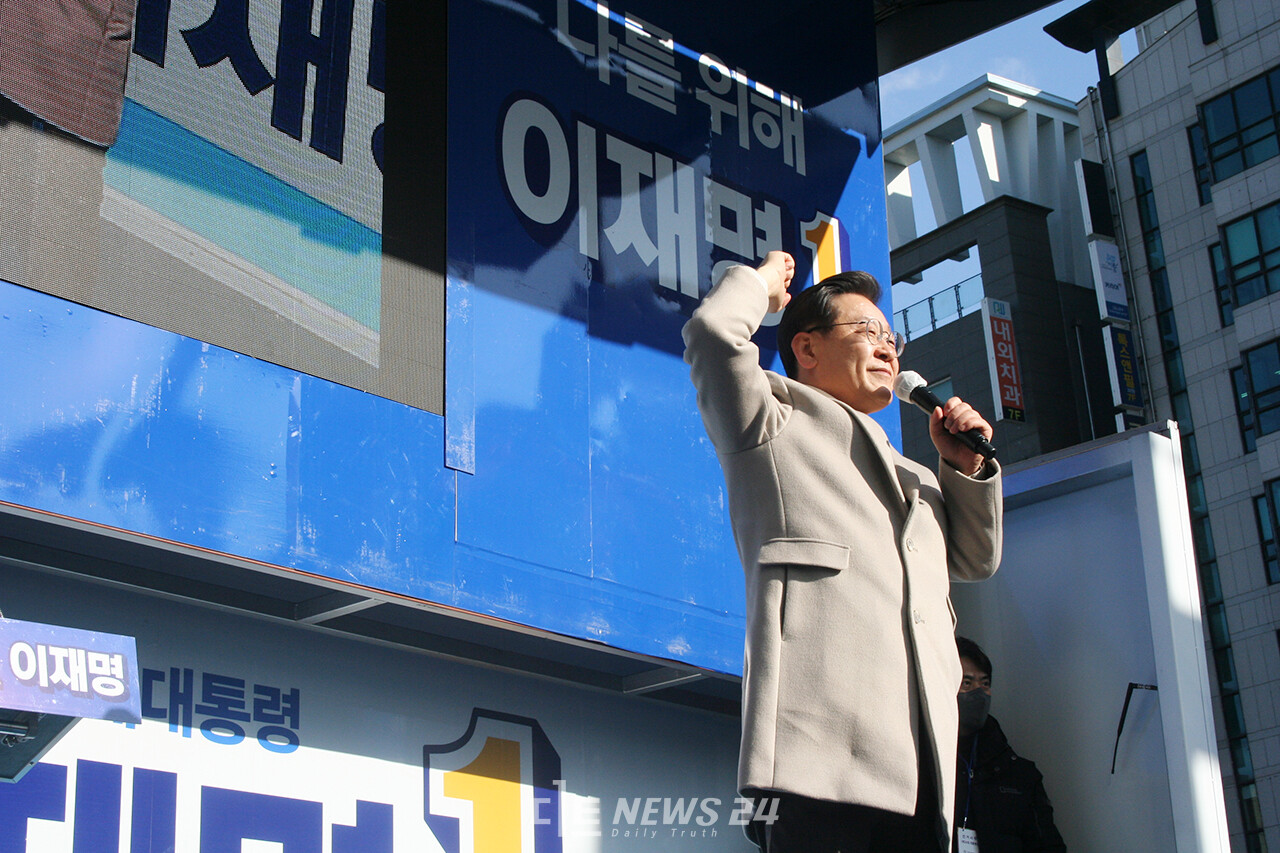 이 후보는 김 후보 지지 선언에 동력을 얻은 이 후보는 제3지대를 자극하는 한편, 선거 막판 부동층과 중도층 표심 끌어안기에 공들일 것으로 보인다. 사진: 지난 달 23일 이 후보의 충남 천안 유세 모습. 류재민 기자.