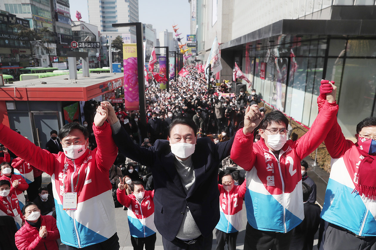 윤석열 국민의힘 대선 후보가 3일 신세계백화점 천안아산점 앞에서 유세를 갖고 정권교체에 힘을 모아 줄 것을 호소했다. 국민의힘 선대본부 제공.