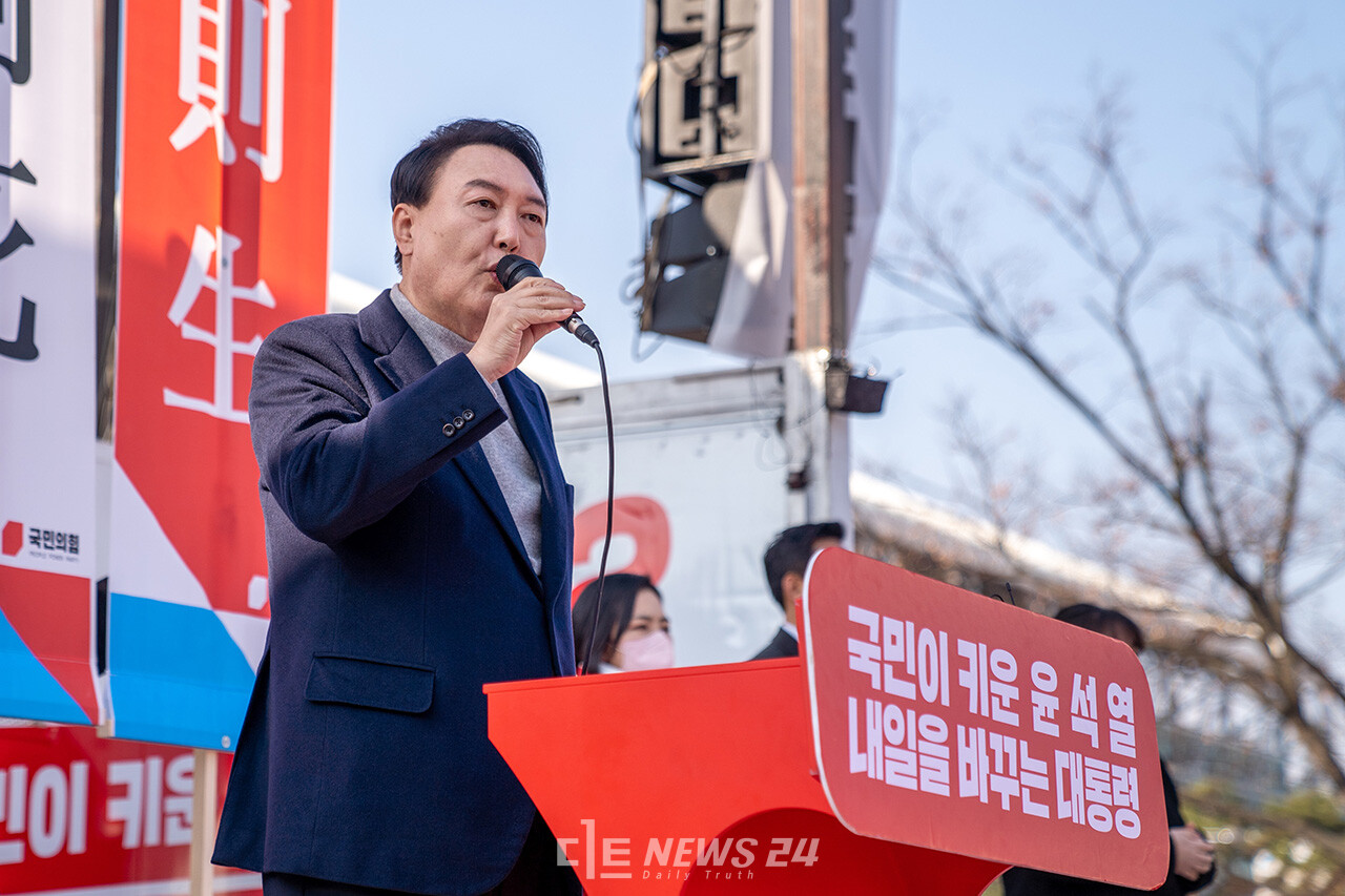 윤 후보는 첫 방문지인 아산 온양온천역 광장 유세에서 “언론 보도를 보셨겠지만, 안철수 후보와 큰 뜻에서 단일화를 이루어냈다”며 “이번 대선이 끝나면 즉시 국민의힘과 국민의당이 합당 절차를 밟을 것”이라고 밝혔다. 황재돈 기자.