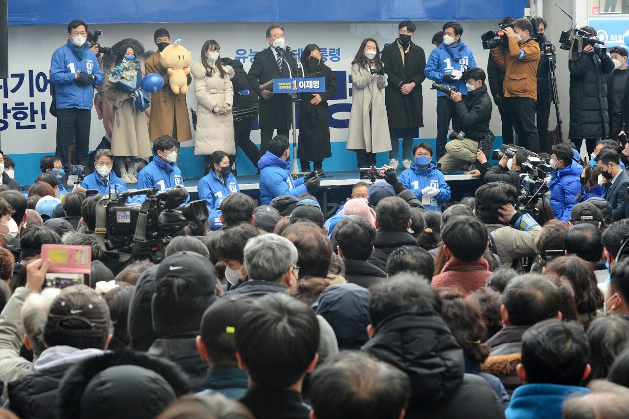 이재명 더불어민주당 대선 후보가 지난달 15일 대전 으느정이 거리에서 첫 유세를 하고 있다. 민주당 대전시 선대위 제공.  