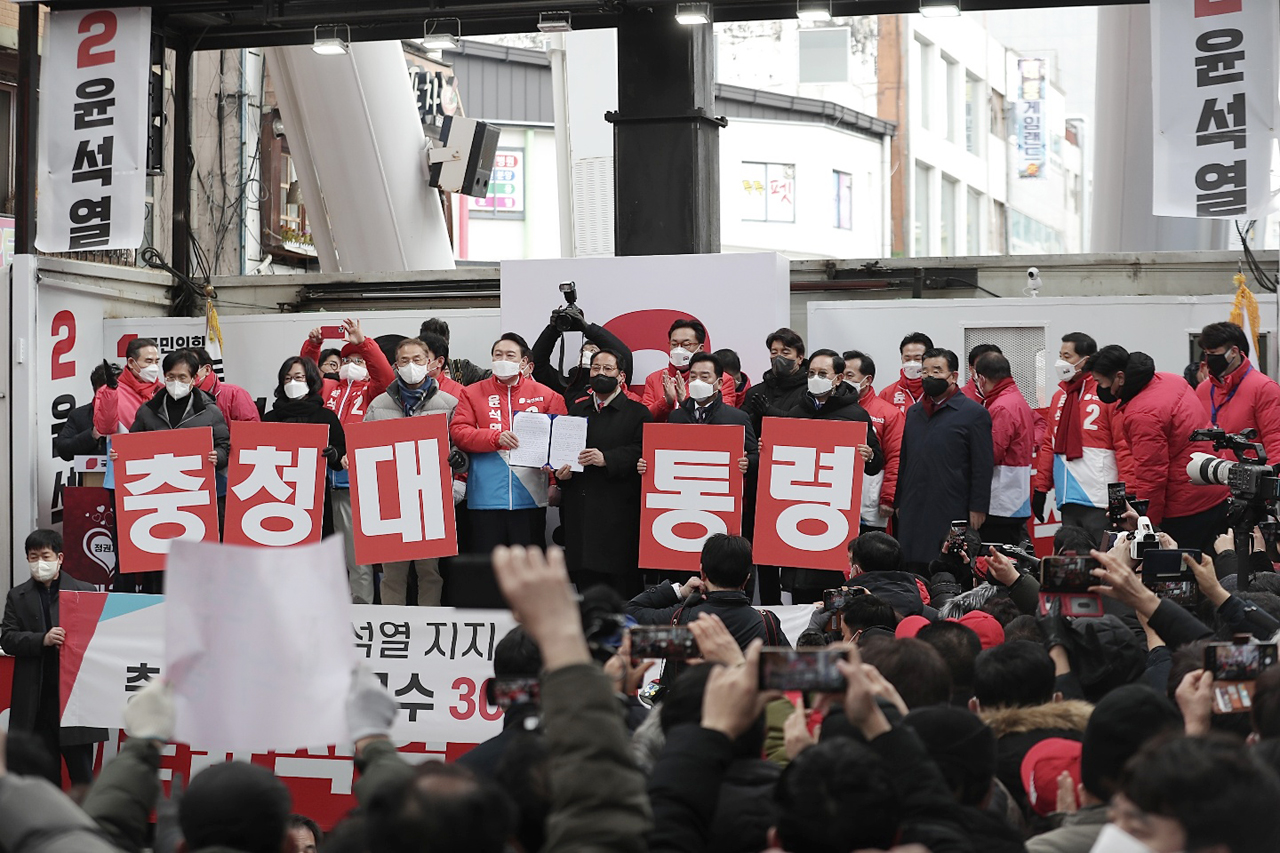 윤석열 국민의힘 대선 후보도 같은 날 으느정이 거리 유세를 갖고 지역민의 지지를 호소했다. 국민의힘 선대본부 제공. 