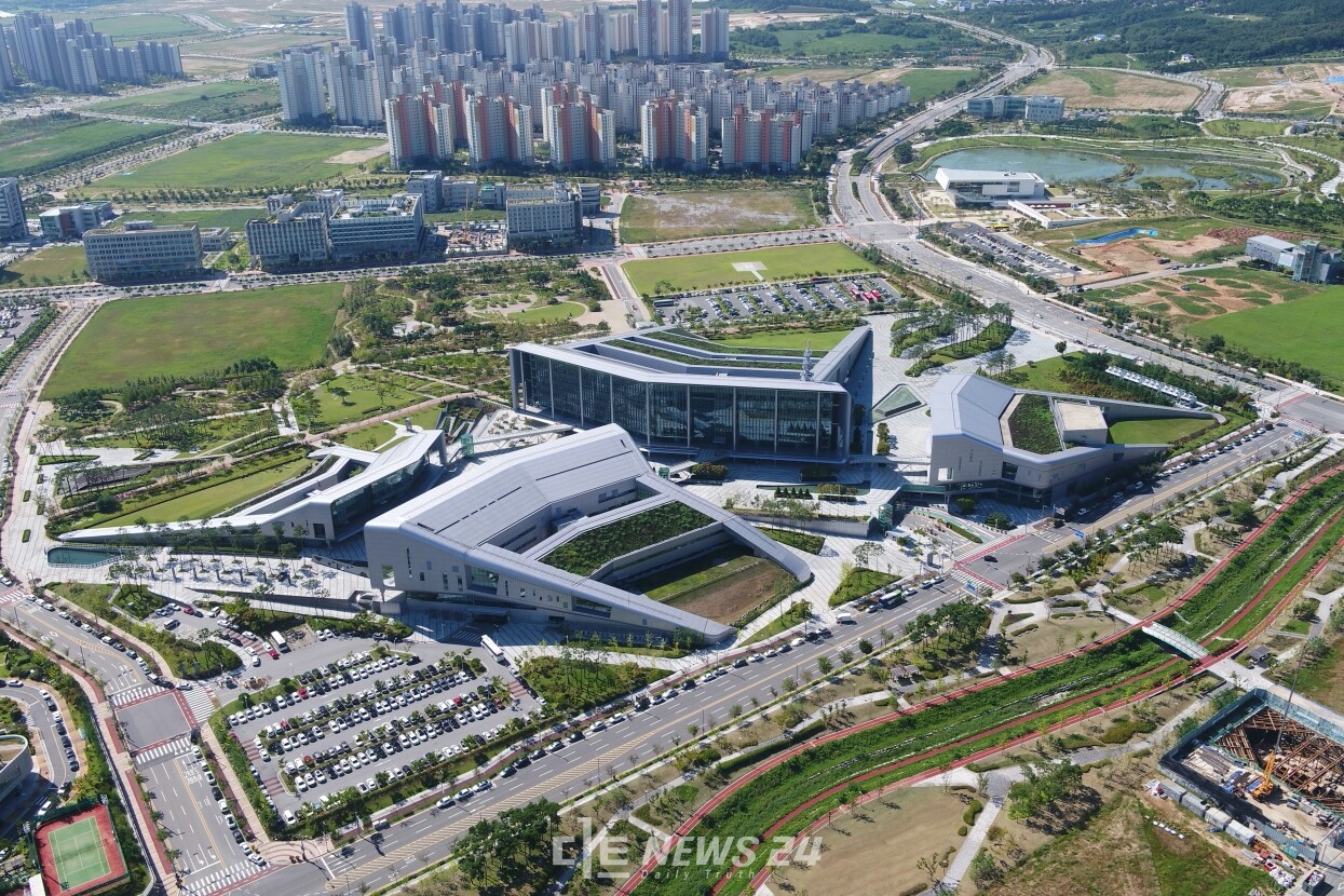 충남도가 오는 9일 대통령선거 이후 출범하는 새 정부에서 도 현안과제를 국정과제로 담기 위한 작업에 속도를 내고 있다.