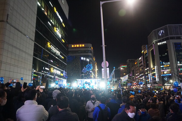 이 후보 유세 현장 지지자들 모습. 한지혜 기자.