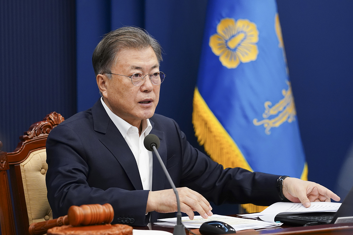 문재인 대통령이 제20대 대통령 선거 하루 전인 8일 청와대에서 국무회의를 주재하고 안전한 선거 관리에 빈틈이 없도록 해 달라고 당부했다. 청와대 제공.