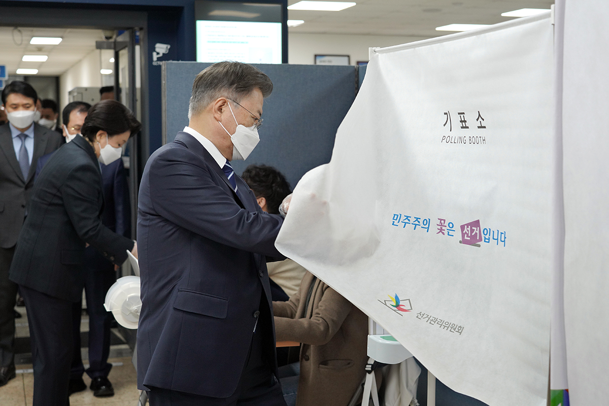 문 대통령이 지난 4일 서울 삼청동 주민센터에 마련된 투표소에서 사전투표를 하고 있다. 청와대 제공.