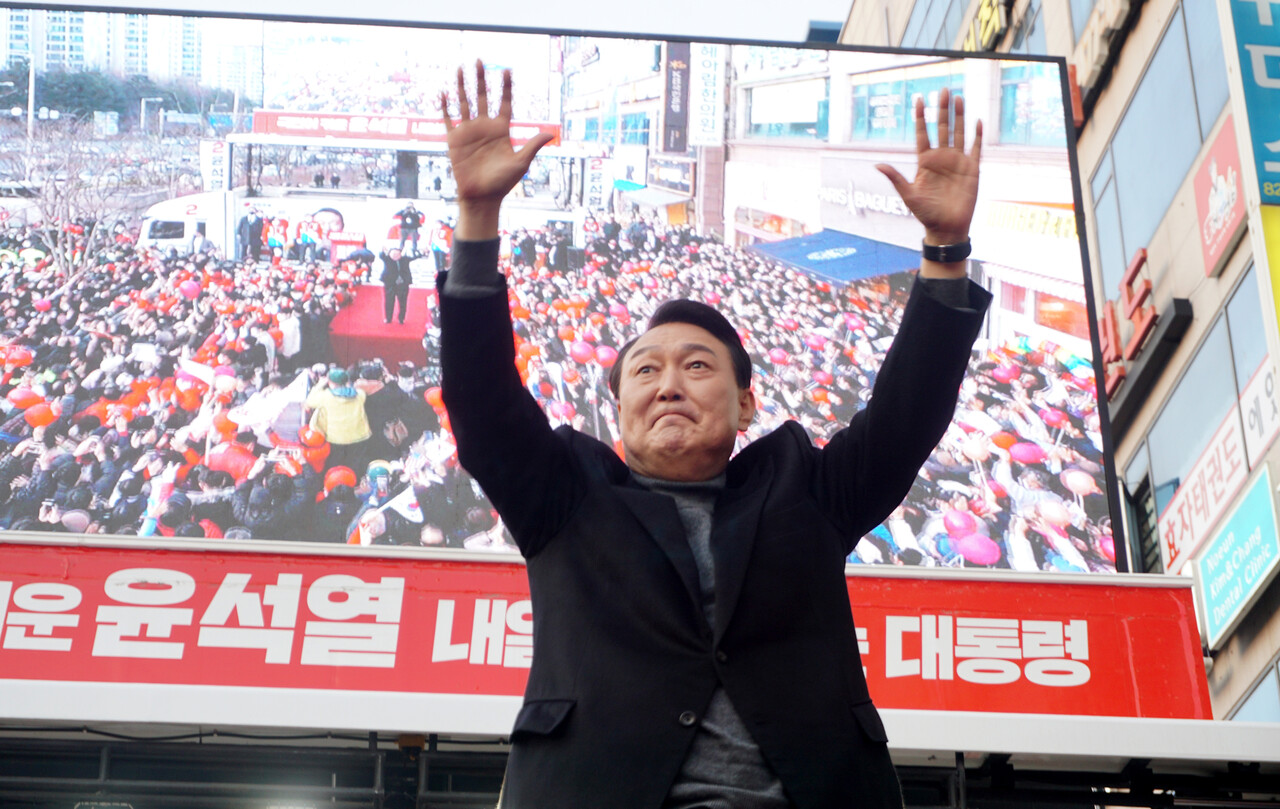 윤석열 국민의힘 대선 후보가 8일 오후 6시 대전 노은역 광장 현장 유세에서 지지자들을 향해 인사하고 있다. 한지혜 기자.