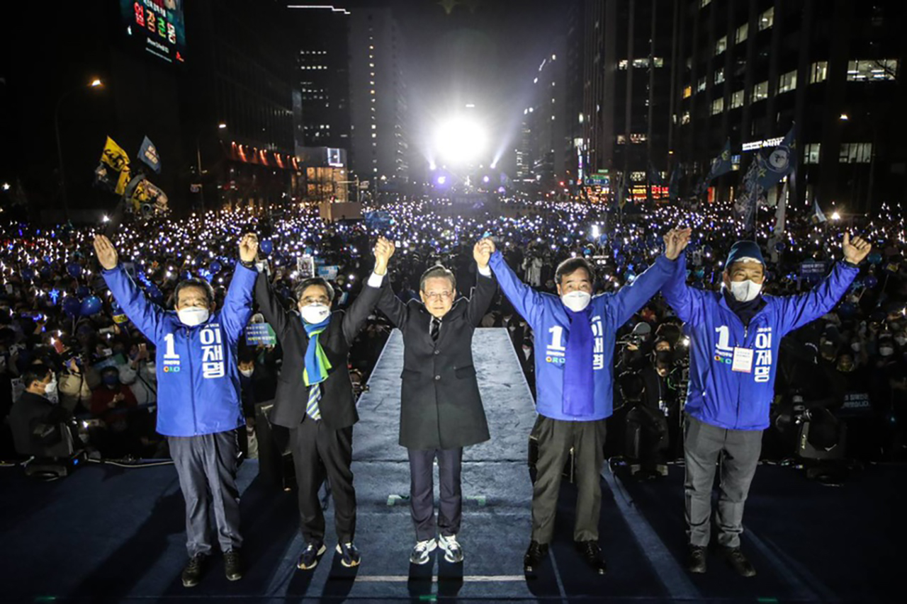 이재명 후보가 9일 밤 서울 청계광장 마지막 유세에서 송영길 당대표와 이낙연 의원, 정세균 의원, 김동연 전 부총리 등과 필승을 결의하고 있다. 민주당 선대위 제공.