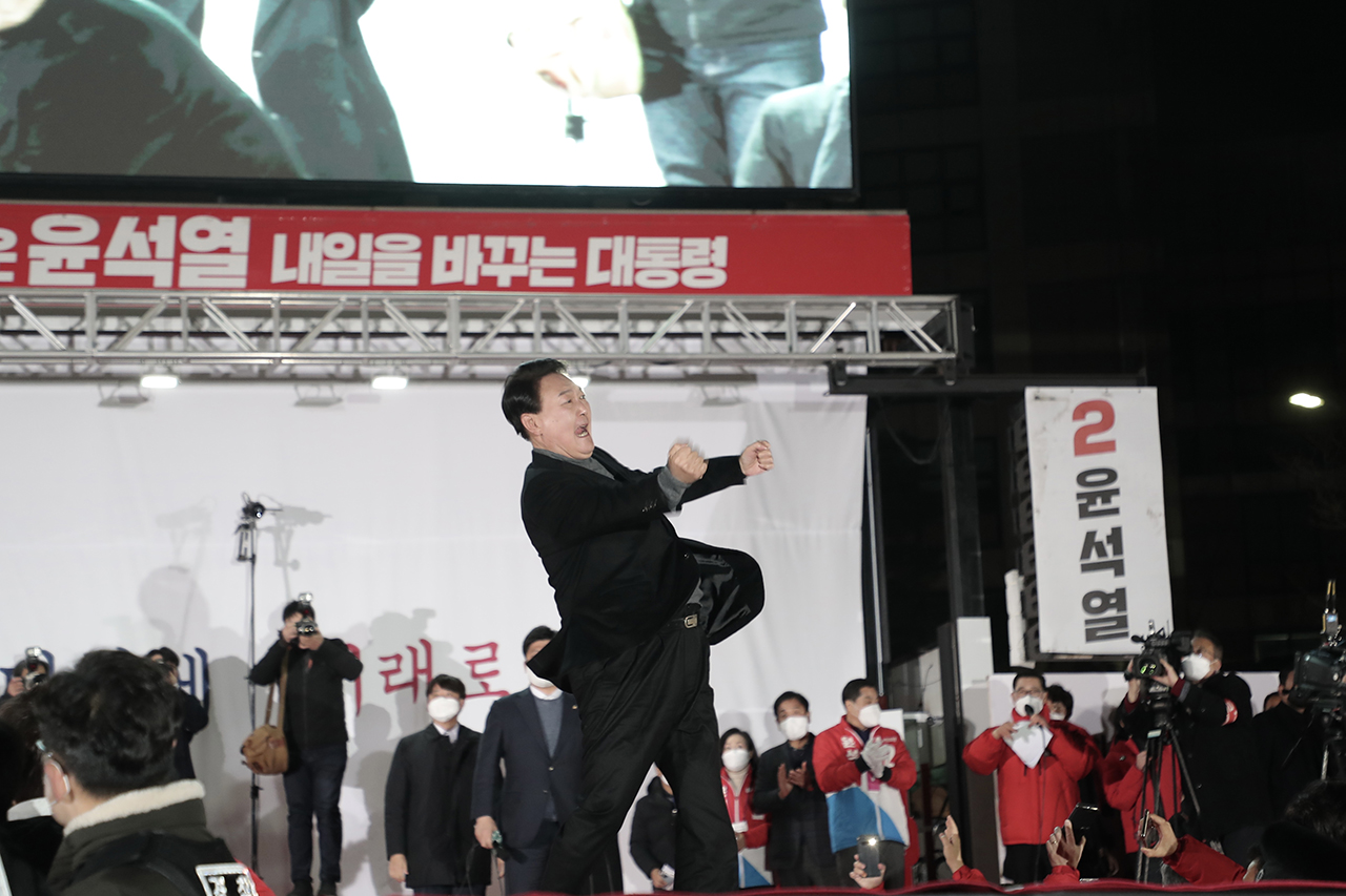 윤석열 국민의힘 대선 후보가 9일 밤 서울시청 앞 광장 마지막 유세에서 특유의 어퍼컷 세리머니를 선보이며 정권교체 의지를 보이고 있다. 국민의힘 선대본부 제공.