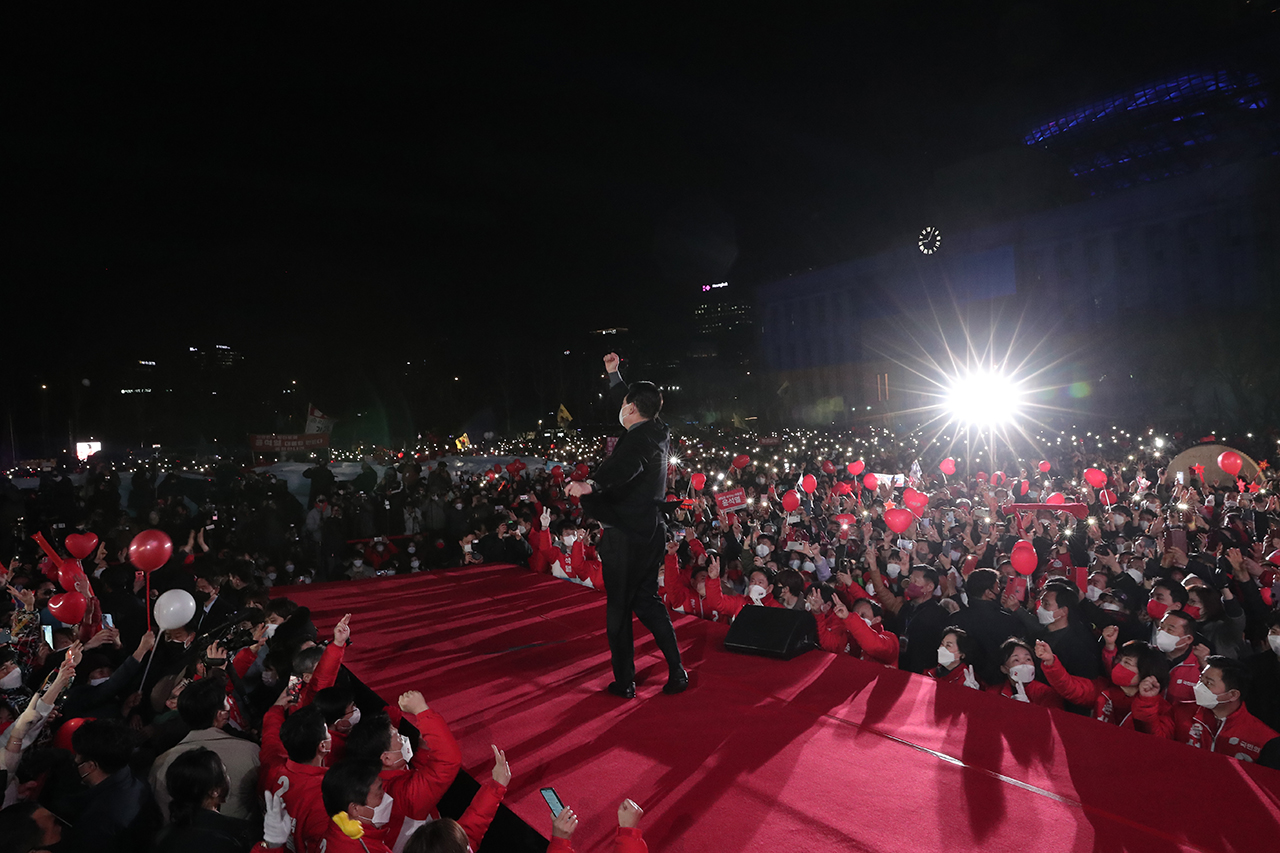 윤석열 후보의 서울광장 앞 피날레 유세 모습. 국민의힘 선대본부 제공.