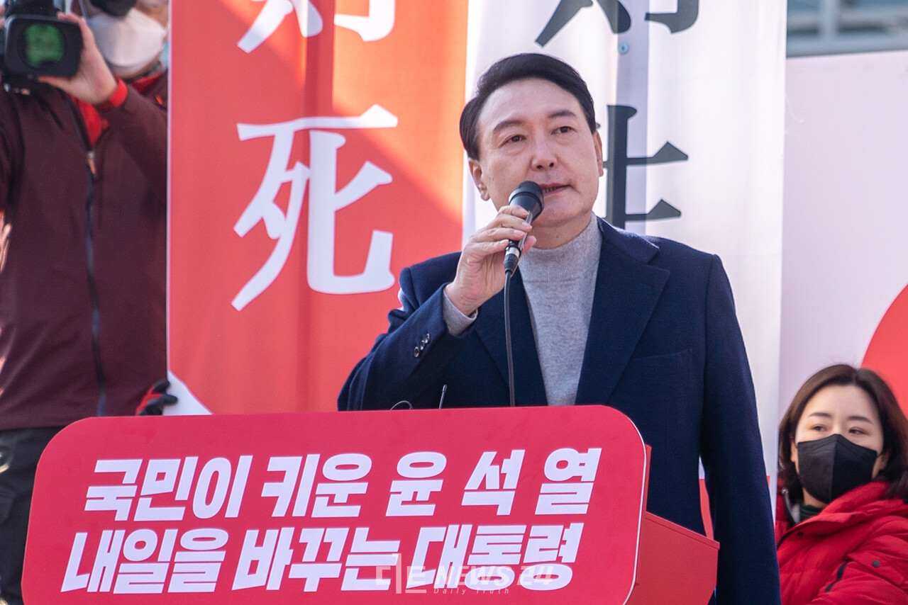 충남의 표심은 이번 제20대 대통령 선거에서도 전국의 판세를 축약한 민심 바로미터 역할을 했다. 지난 3일 윤석열 국민의힘 대선 후보가 안철수 국민의당 후보와 단일화 발표 직후 충남 아산시를 찾아 유세를 벌이는 모습. 자료사진.