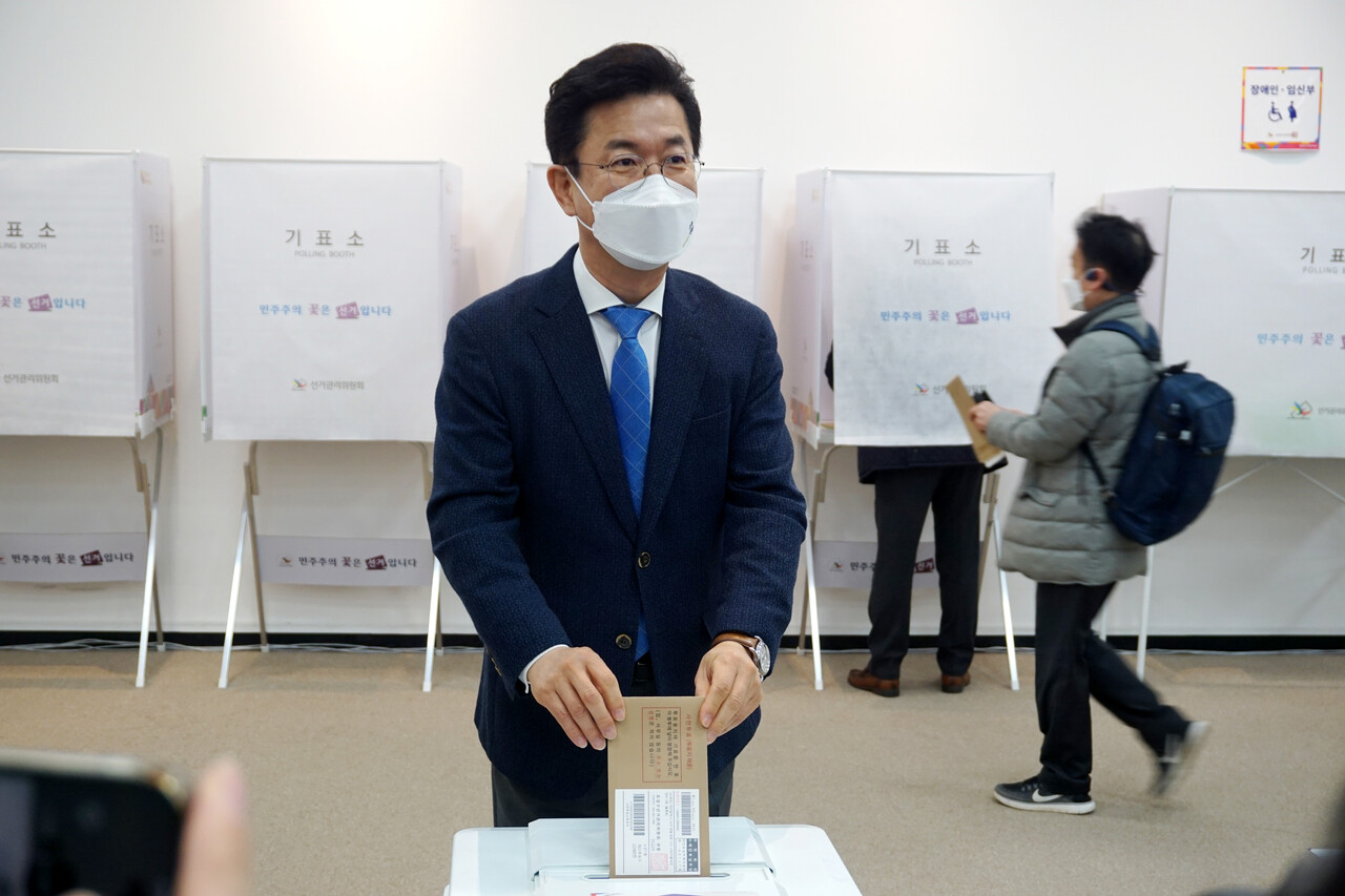 제20대 대통령선거 사전투표 첫 날인 4일 오전 투표함에 투표용지를 넣고 있는 허태정 시장. 자료사진. 