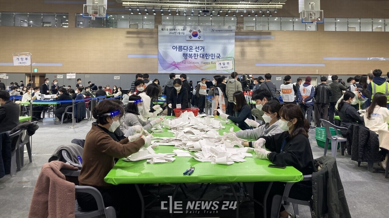 20대 대선은 다가오는 6월 1일 세종시 지방선거의 바로미터로 통할 전망이다. 사진은 정부세종컨벤션센터 개표소 모습. 이희택 기자. 