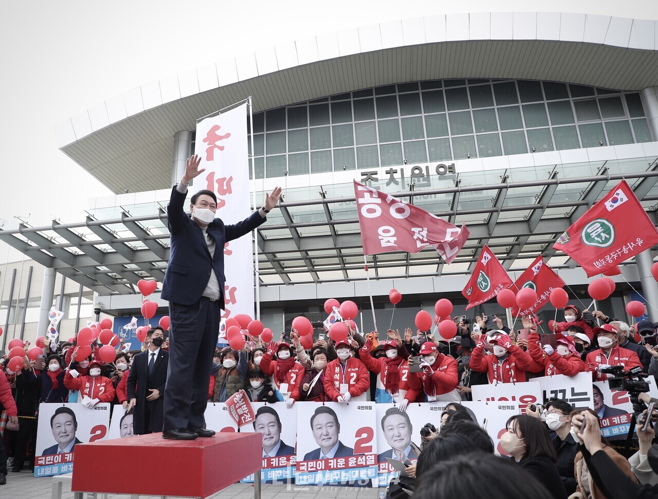 윤석열 후보가 지난 3일 조치원역 유세 현장을 찾아 행정을 뗀 '진짜 수도' 비전을 제시하며 지지를 호소하고 있다. 국민의힘 제공. 