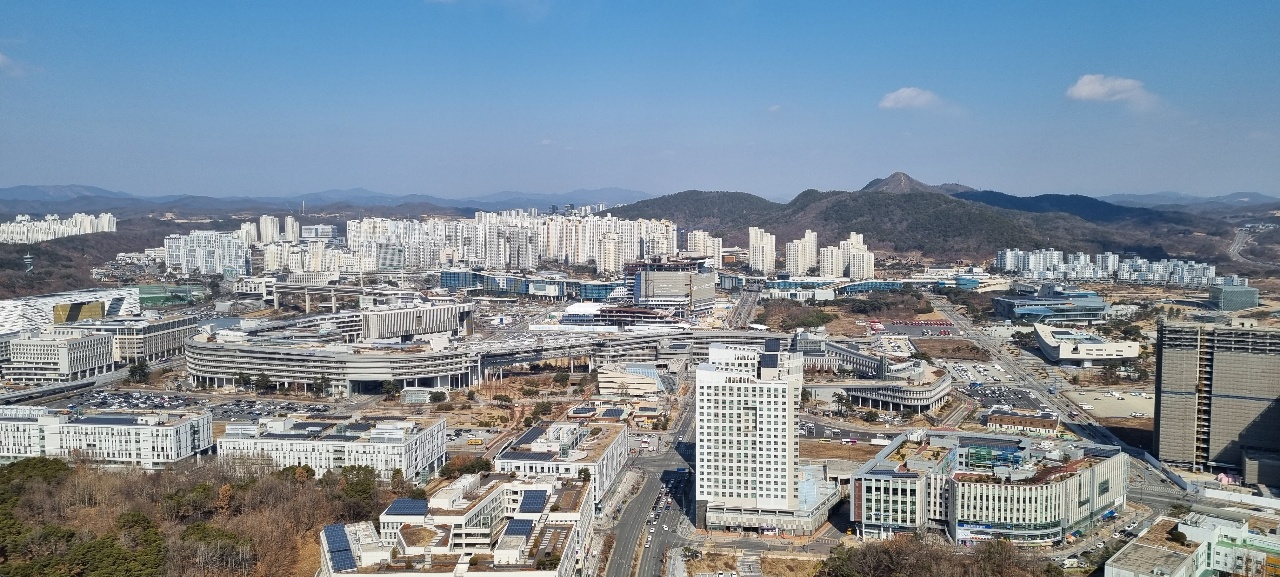 중앙부 뒤쪽 멀리 새롭게 지어지고 있는 정부세종 신청사. 이곳에 청와대 제2집무실이 우선 설치될 가능성이 높아 보인다. 사진은 정부세종청사 전반 전경. 이희택 기자. 