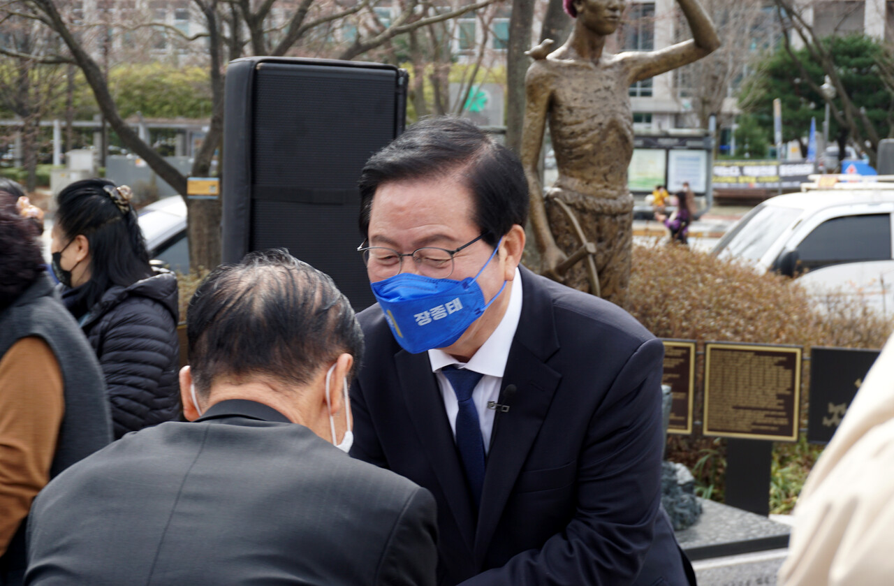 장종태 대전시장 예비후보가 지지자들과 인사를 나누고 있다. 한지혜 기자.