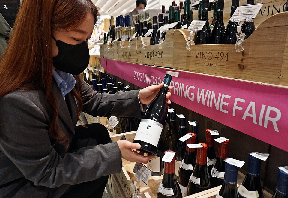 갤러리아타임월드가 가성비 좋은 가격대의 와인을 만나볼 수 있는 와인 페스티벌 ‘VINO494 SPRING WINE FAIR’ 을 진행한다. 갤러리아타임월드 제공