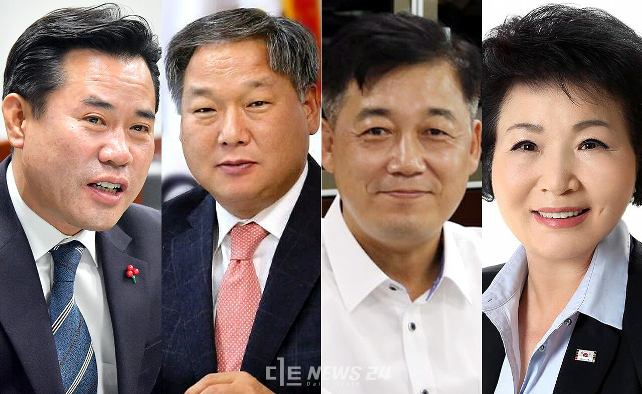 왼쪽부터 박정현 부여군수, 이용우 전 군수, 홍완선 전 부여경찰서장, 홍표근 전 한국광물자원공사 상임감사위원.