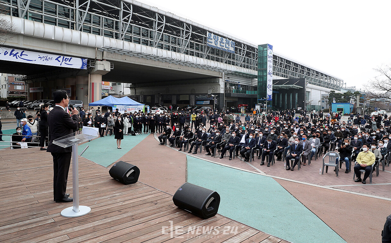 충남도는 31일 아산시 온양온천역 광장에서 어린이‧청소년 ‘무상버스’ 개시 행사를 열고 본격적인 운영에 들어갔다. 기념사를 하고 있는 양승조 충남지사. 충남도 제공.