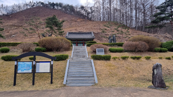 강 처사 설화가 담긴 개삼터와 개삼각 모습. 금산군은 강 처사 설화를 스토리텔링해 개삼터 테마공원을 조성했다. 