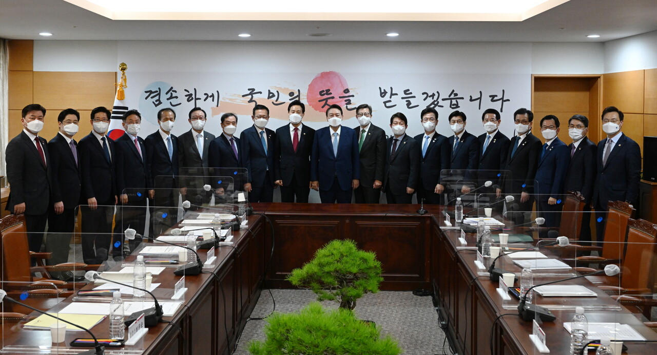 대통령직 인수위원회는 6일 윤석열 대통령 당선인이 대선 기간 약속한 지역 공약의 새 정부 반영 여부를 다음 달 초 직접 발표할 것이라고 밝혔다. 사진: 윤석열 대통령 당선인과 전국 17개 시도지사들이 6일 서울 통의동 인수위 사무실에서 간담회에 앞서 기념촬영을 하고 있다. 당선인 대변인실 제공.